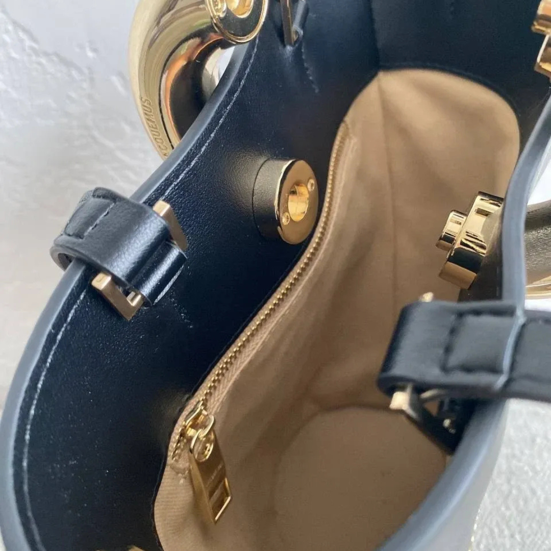 JACQUEMUS LE PETIT BAMBOLA LEDER TOTE